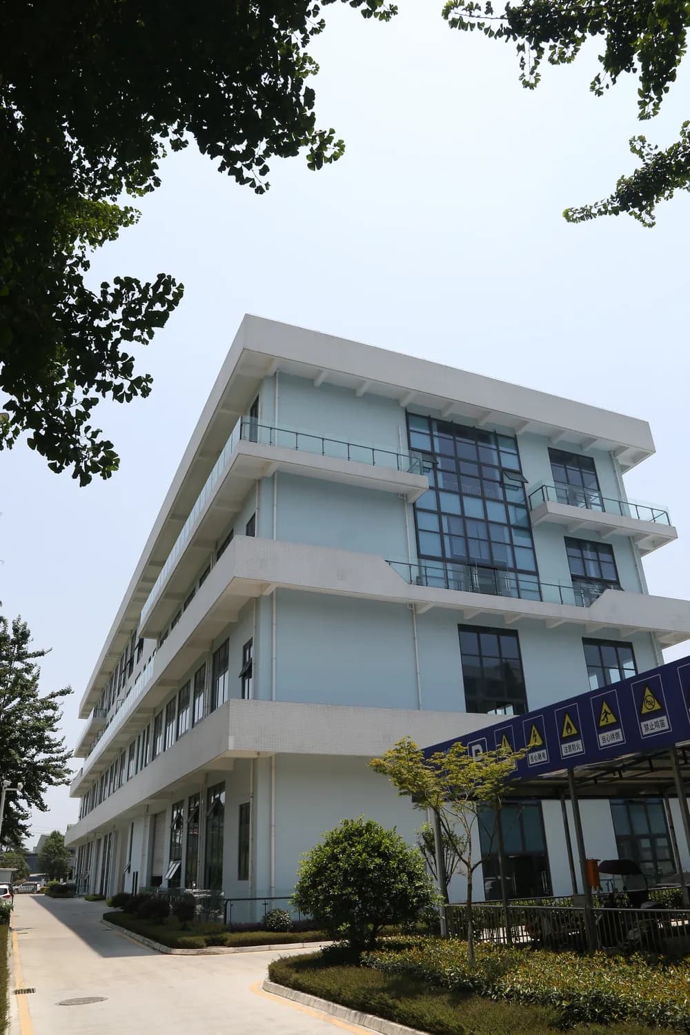 公司资料中的厂房建筑外观与绿化